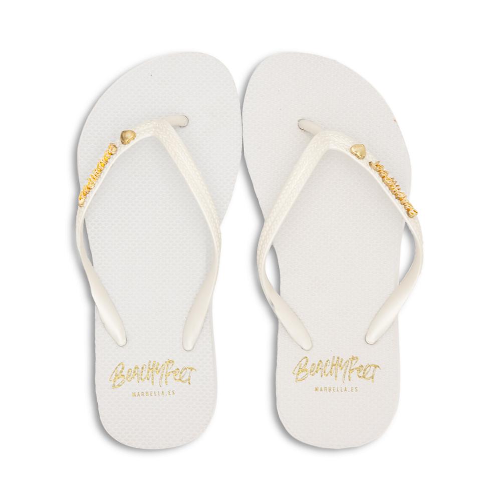 BeachyFeet® Blanco Women’s White Flip Flops – Gold Emblem, Slim 10mm Strap, Textured Footbed & Rubber Sole
