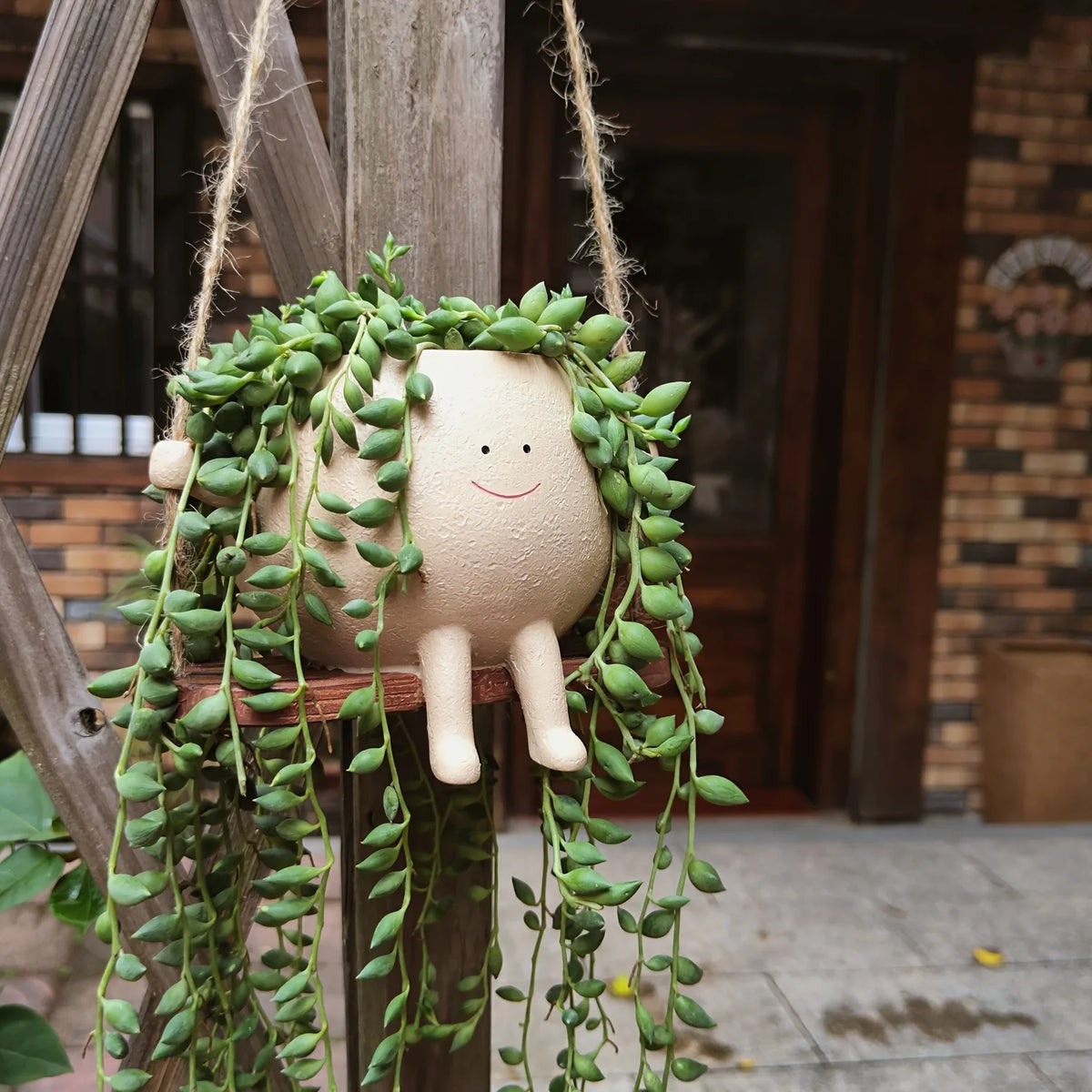 Hanging Resin Planter Pot, Rustic Smiling Face Succulent Plant Holder with Swing Base, Round Vintage Decorative Planter for Indoor & Outdoor Garden, Home & Patio Decor