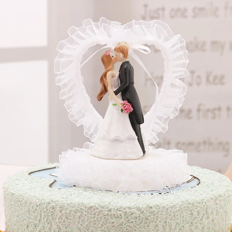 Bride & Groom Resin Wedding Cake Topper – Romantic Couple Figurine for Wedding, Engagement, Anniversary & Valentine’s Day