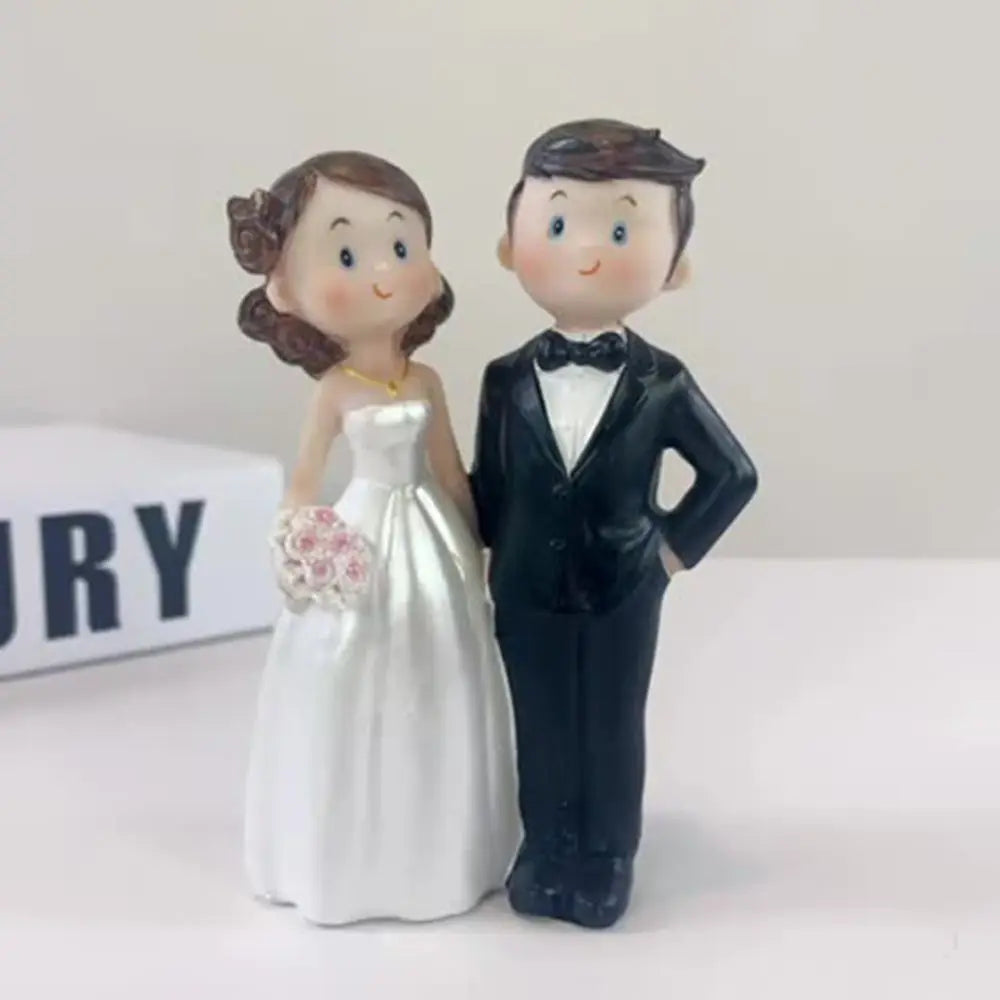 Cartoon Bride & Groom Resin Cake Topper – Cute Wedding Couple Figurine for Wedding Decor, Valentine’s Day & Party