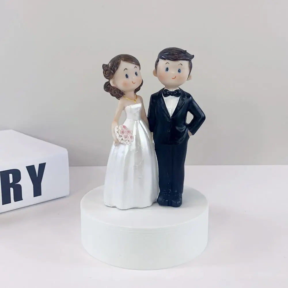 Cartoon Bride & Groom Resin Cake Topper – Cute Wedding Couple Figurine for Wedding Decor, Valentine’s Day & Party