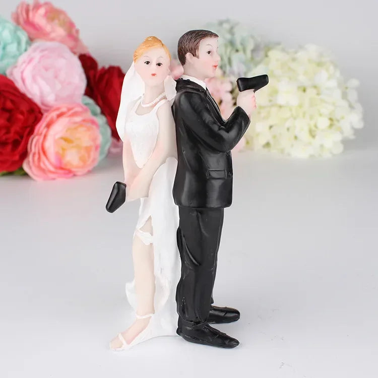 Bride & Groom Wedding Cake Topper Figurines, 13cm Resin Bride and Groom Cake Decorations, Cute Funny Wedding Cake Topper for Wedding, Anniversary, Engagement & Party