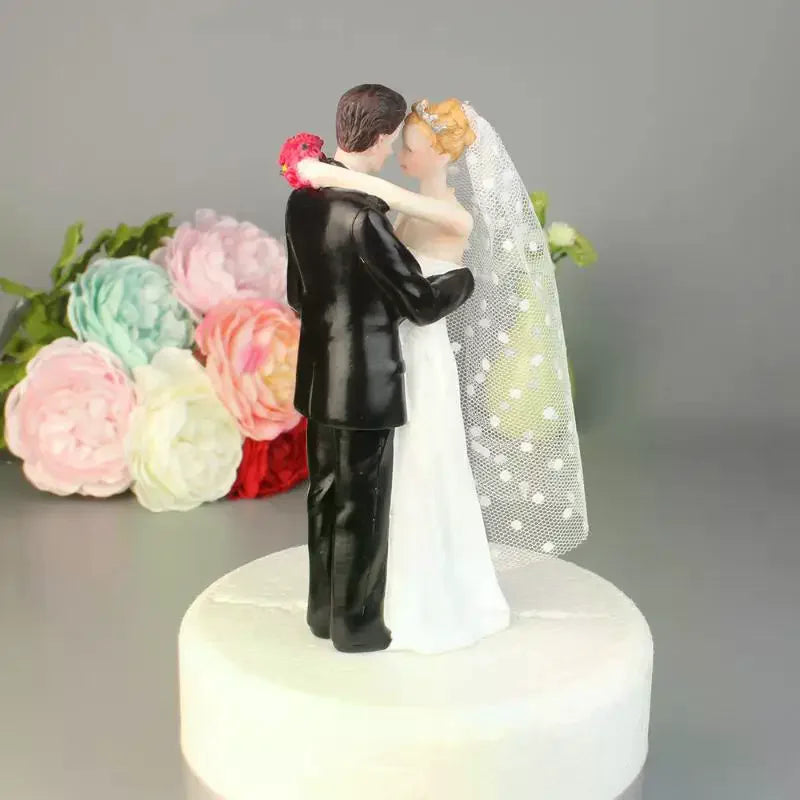 Romantic Resin Couple Wedding Cake Topper – Elegant Bride & Groom Figurine for Wedding, Anniversary & Engagement Decor