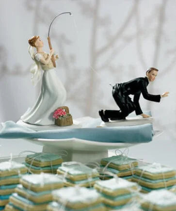 The Look of Love Bride & Groom Wedding Cake Topper, Romantic Resin Couple Figurine Decoration, 8–15cm Wedding Cake Topper for Engagement, Birthday & Celebration Decor