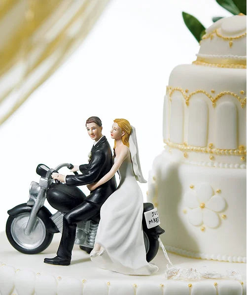 The Look of Love Bride & Groom Wedding Cake Topper, Romantic Resin Couple Figurine Decoration, 8–15cm Wedding Cake Topper for Engagement, Birthday & Celebration Decor