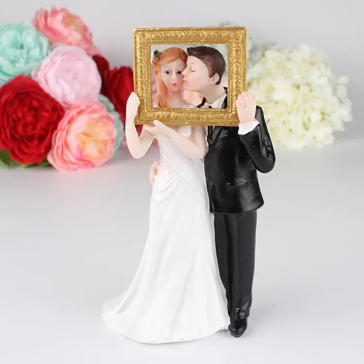 Bride & Groom Wedding Cake Topper Figurines, 13cm Romantic Resin Wedding Cake Decoration, Funny Bride and Groom Dolls for Wedding, Engagement, Anniversary & Party