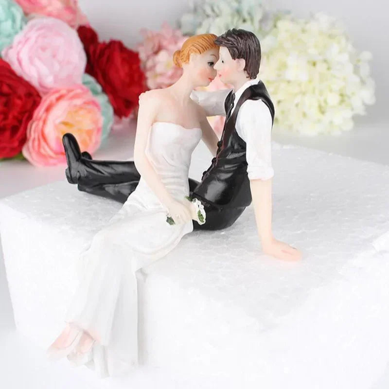 Bride & Groom Wedding Cake Topper Figurines, 13cm Romantic Resin Wedding Cake Decoration, Funny Bride and Groom Dolls for Wedding, Engagement, Anniversary & Party