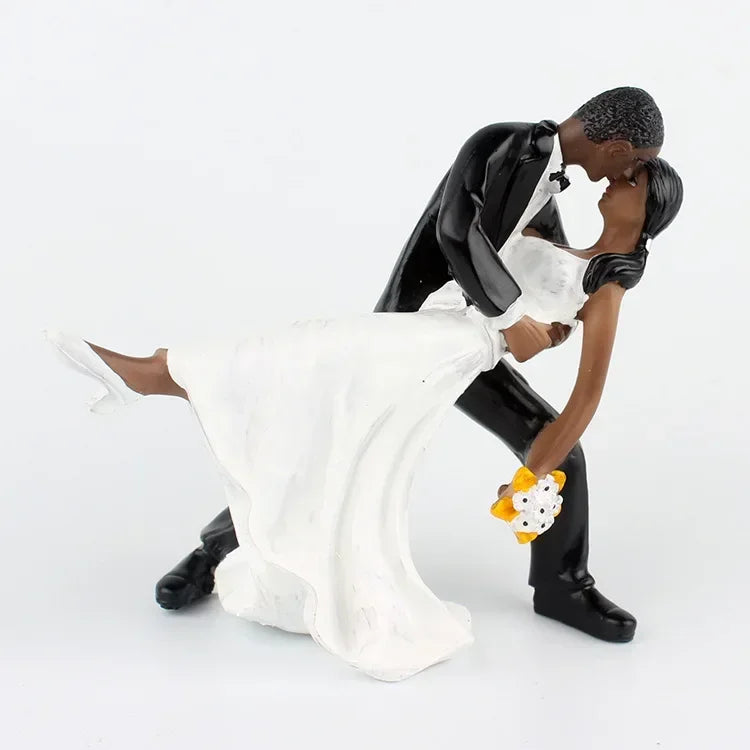 Bride & Groom Wedding Cake Topper Figurines, 13cm Romantic Resin Wedding Cake Decoration, Funny Bride and Groom Dolls for Wedding, Engagement, Anniversary & Party