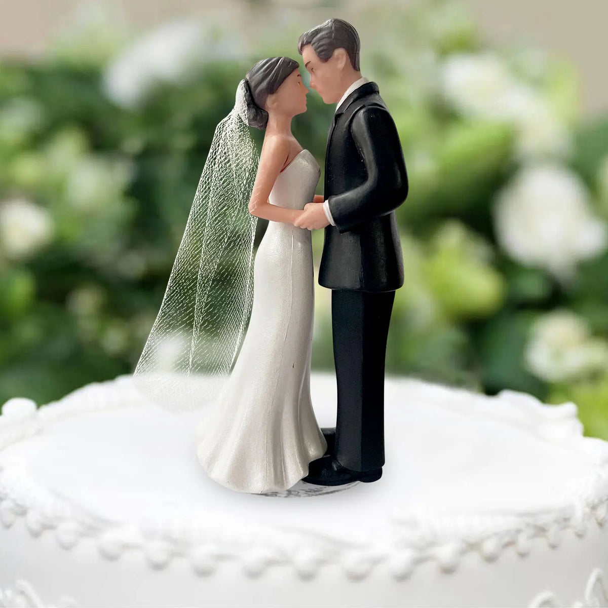 Elegant Bride & Groom Wedding Cake Topper with White Veil – 4.33" Plastic Cake Decoration for Weddings, Engagements & Anniversaries