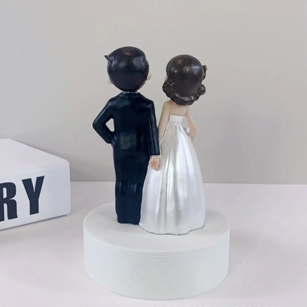 Cartoon Bride & Groom Resin Cake Topper – Cute Wedding Couple Figurine for Wedding Decor, Valentine’s Day & Party