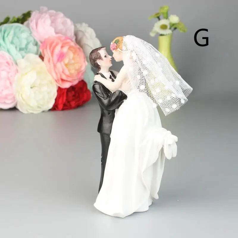 Romantic Resin Couple Wedding Cake Topper – Elegant Bride & Groom Figurine for Wedding, Anniversary & Engagement Decor