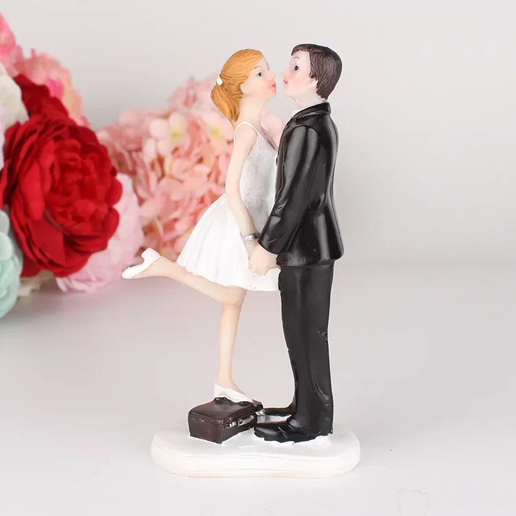 Bride & Groom Wedding Cake Topper Figurines, 13cm Romantic Resin Wedding Cake Decoration, Funny Bride and Groom Dolls for Wedding, Engagement, Anniversary & Party