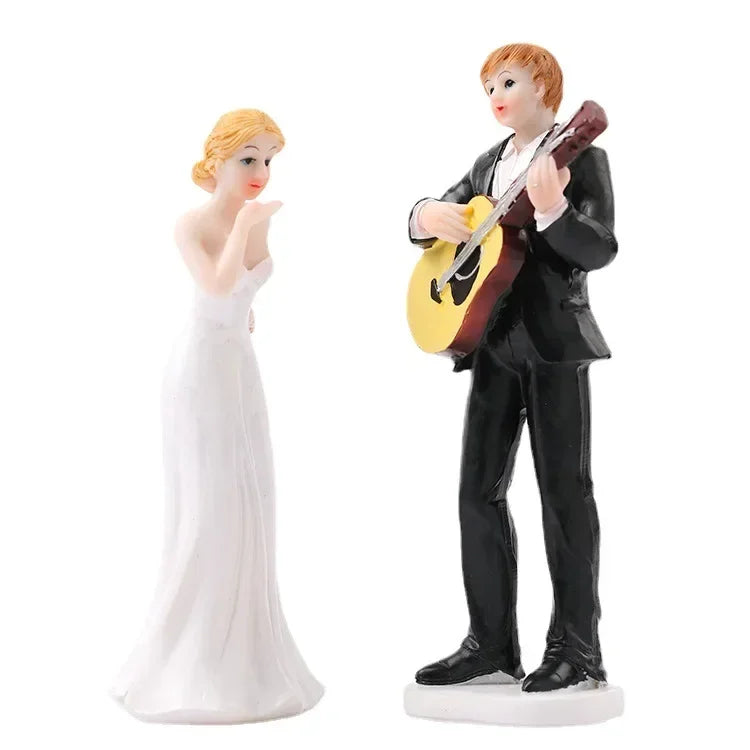 Bride & Groom Wedding Cake Topper Figurines, 13cm Romantic Resin Wedding Cake Decoration, Funny Bride and Groom Dolls for Wedding, Engagement, Anniversary & Party