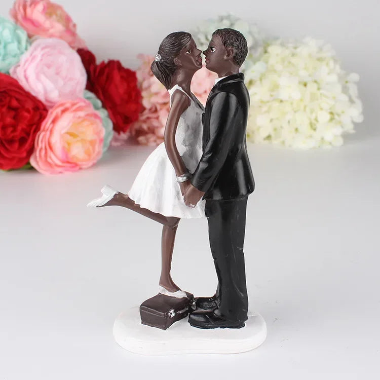 Bride & Groom Wedding Cake Topper Figurines, 13cm Romantic Resin Wedding Cake Decoration, Funny Bride and Groom Dolls for Wedding, Engagement, Anniversary & Party