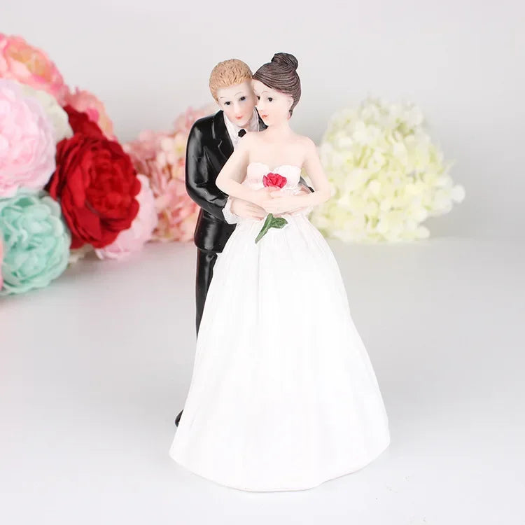 Bride & Groom Wedding Cake Topper Figurines, 13cm Romantic Resin Wedding Cake Decoration, Funny Bride and Groom Dolls for Wedding, Engagement, Anniversary & Party
