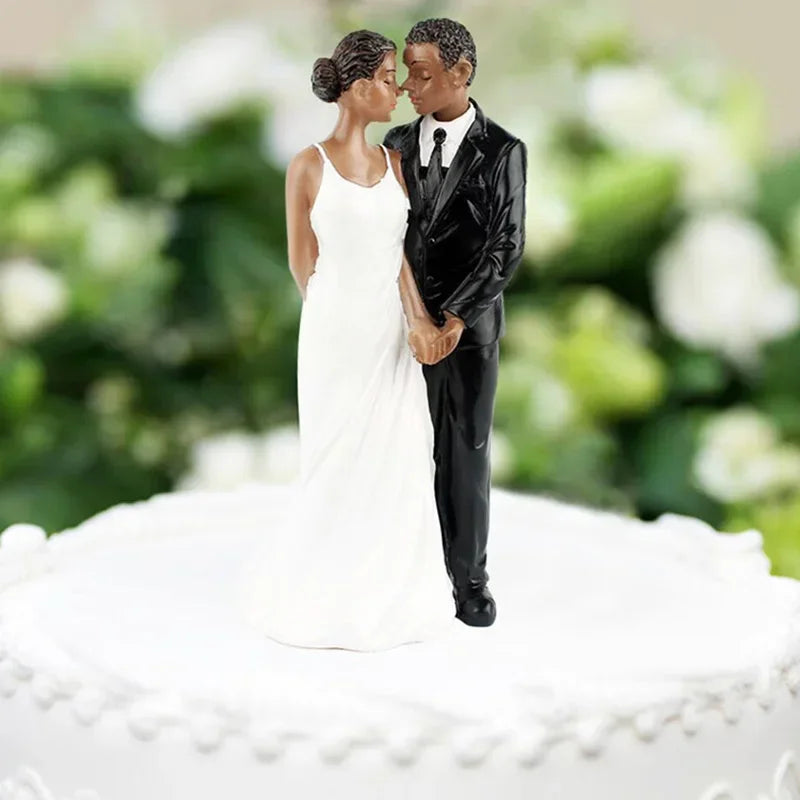 Bride & Groom Wedding Cake Topper Figurines, 13cm Romantic Resin Wedding Cake Decoration, Funny Bride and Groom Dolls for Wedding, Engagement, Anniversary & Party