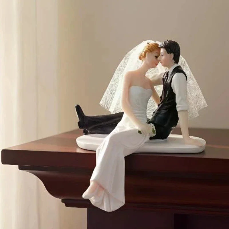 Romantic Resin Couple Wedding Cake Topper – Elegant Bride & Groom Figurine for Wedding, Anniversary & Engagement Decor