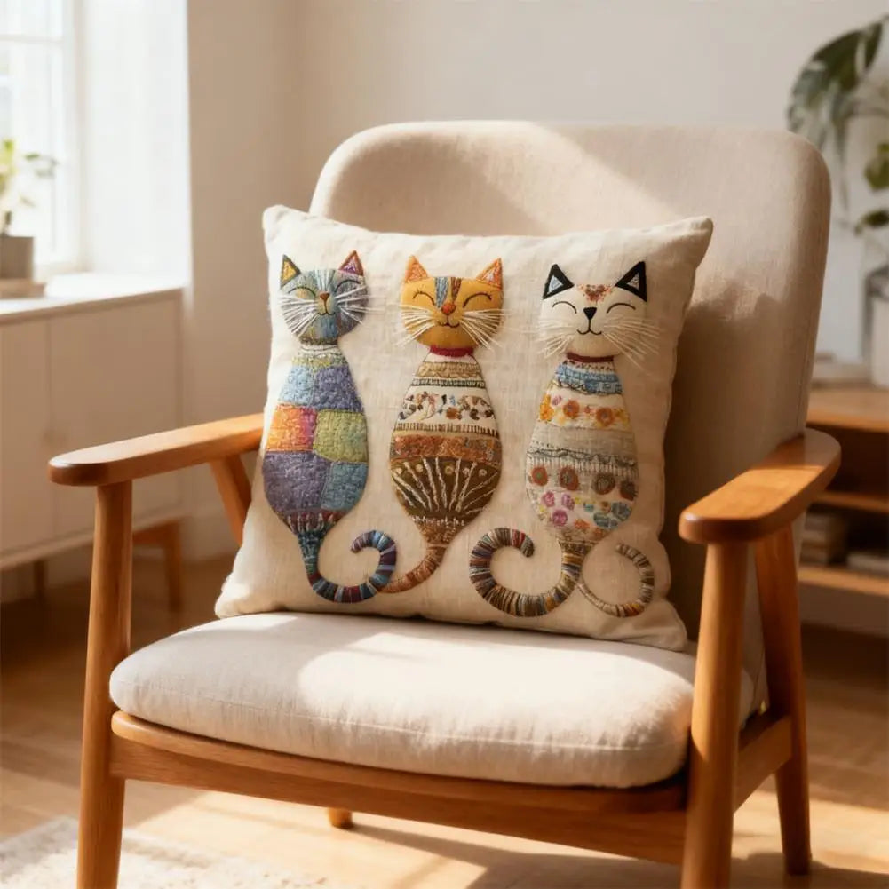 Cute Cat Pillow Cover 45×45cm, 2D Printed Three-Cat Cushion Case, Soft Short Plush Decorative Pillowcase for Sofa, Bed, Chair, Bedroom & Living Room Decor