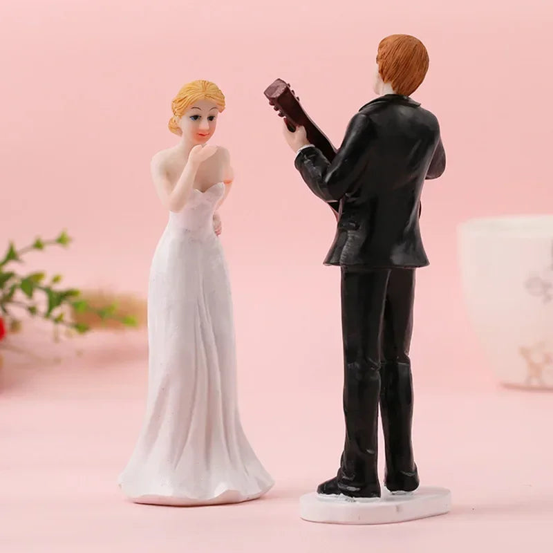 Bride & Groom Wedding Cake Topper Figurines, 13cm Romantic Resin Wedding Cake Decoration, Funny Bride and Groom Dolls for Wedding, Engagement, Anniversary & Party